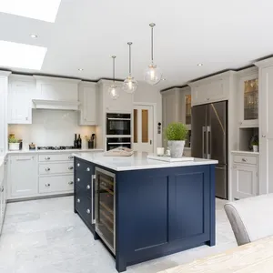 Королевские синие кухонные шкафы с белым мраморным столом и регулируемым слоем доски для приправ и посуды