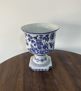 Vase Oriental en Porcelaine avec Décoration de Feuille de Fleur Bleu Cobalt Style Art Déco pour Chambre à Coucher Design Simple en Céramique - Product Image 3