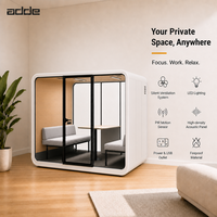 Cabine de réunion insonorisée multi-personnes, coque blanche, porte en verre noir, éclairage LED, panneau acoustique pour salle de réunion de bureau
