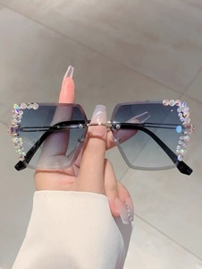 Nuova vendita calda senza montatura taglio <span class=keywords><strong>occhiali</strong></span> <span class=keywords><strong>da</strong></span> <span class=keywords><strong>sole</strong></span> eleganti <span class=keywords><strong>da</strong></span> <span class=keywords><strong>donna</strong></span> di lusso con diamanti di lusso <span class=keywords><strong>da</strong></span> <span class=keywords><strong>donna</strong></span> <span class=keywords><strong>occhiali</strong></span> <span class=keywords><strong>da</strong></span> <span class=keywords><strong>sole</strong></span> <span class=keywords><strong>occhiali</strong></span> <span class=keywords><strong>da</strong></span> <span class=keywords><strong>sole</strong></span> all'ingrosso - Product Image 3