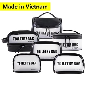 Bolsa de Cosméticos de Viaje Personalizada con Logotipo, Diseño de Letras a la Moda, Cierre de Cremallera, Impermeable, de Cuero PU Negro Suave para Hombre - Product Image 2