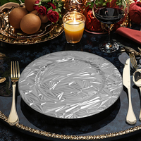 Assiettes de présentation de luxe en plastique PP de 13 pouces, à motifs floraux perlés dorés, pour mariage, personnalisables, durables, vente en gros