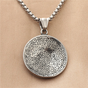 Collier en acier inoxydable avec pendentif soleil et lune, design géométrique constellation pour homme, 19037 - Product Image 2