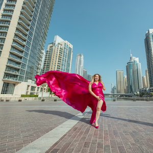 Robe de soirée fluide en satin magenta vibrant pour femme, avec traîne spectaculaire, fente haute sur la cuisse, sans manches, col en V et dos nu - Product Image 1