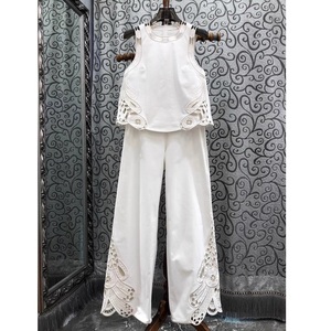 Set di Crop 2025 Set di pantaloni alla moda <span class=keywords><strong>estivi</strong></span> <span class=keywords><strong>vestiti</strong></span> da donna con ricami Sexy top corti lisci lunghi pantaloni <span class=keywords><strong>bianchi</strong></span> Set 2 pz - Product Image 2