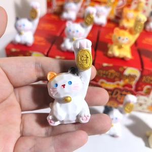 Nouvelle Boîte Mystère en Résine Grainée Meow Meow Mignonne Super-Puissante et Porte-Bonheur, Jouet Créatif Chat de la Fortune, Petits Ornements, Modèle du Livre Rouge - Product Image 2