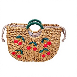 Sac fourre-tout tissé à la main en jacinthe d'eau ARUNI CHERRY avec broderie florale, sac à bandoulière écologique pour femme, sac de plage bohème d'été - Product Image 1