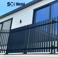 Moderne zwembadomheining en veeschutting van gepoedercoat aluminiumlegering met duurzaam ontwerp voor residentiële en landbouwgebruik.