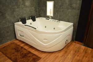 Bañera de Hidromasaje Moderna de Acrílico, Independiente, de Esquina, con Jets de Masaje, Control por Computadora y Ducha Manual - Product Image 3