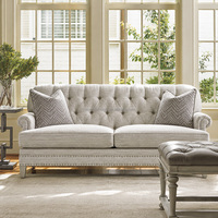 Canapé trois places en tissu capitonné de style américain classique de luxe avec accoudoirs roulés et garniture cloutée pour salon de villa