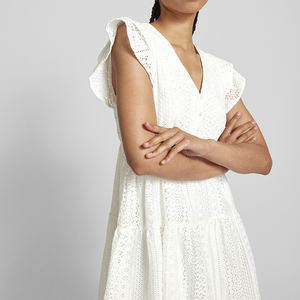 Robe mini col en V de conception OEM avec manches volantées et détails en dentelle crochet. Robe mini luxueuse 100% coton. - Product Image 4