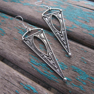 Orecchini Vintage Triangolari Traforati Incisi per Donne, Gioielli per Orecchie Geometrici Color Argento Anticato - Product Image 1