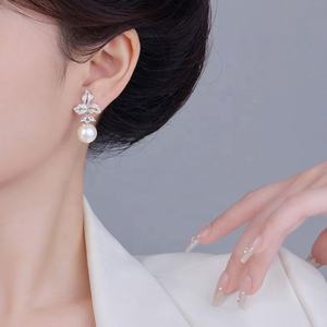 Pendientes de Botón Modernos y Elegantes para Mujer, Diseño Personalizado, Color Gris Cáñamo, Flor, Circonita, Perla, Accesorios para las Orejas - Product Image 4