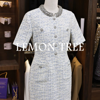 Robe mi-longue en tweed de luxe pour femmes |   Tissu en laine tissée bleu clair et blanc, col en boucle cristalline |   MTM OEM disponible