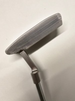 Putter de golf à lame large usiné CNC haute performance, 33/34/35 pouces, avec tige en acier et grip en caoutchouc, gravure personnalisée, vente en gros d'usine