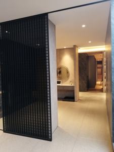 Puerta Corredera Interior Personalizada con Marco de Aluminio y Partición de Vidrio con Riel Invisible - Product Image 3