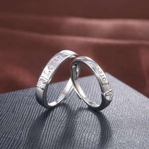Anello Minimalista con Lettera Incisa, Gioiello Unisex alla Moda per Uso Quotidiano - Product Image 2