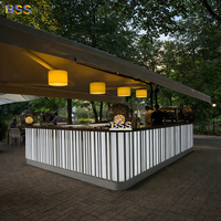 Bar de discothèque avec comptoir en marbre bleu, design moderne, éclairage LED