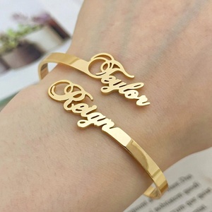 Pulsera Personalizada de Acero Inoxidable para Mujer con Dije Dorado y Dos Nombres Una hermosa pulsera de regalo de Navidad. - Product Image 3