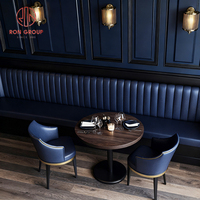 Vintage Zeitgenössisches Gebogenes Gepolstertes Bankett-Sofa Goldener Metall-Holztisch Blau Gemusterter Lederstuhl für Café und Restaurant