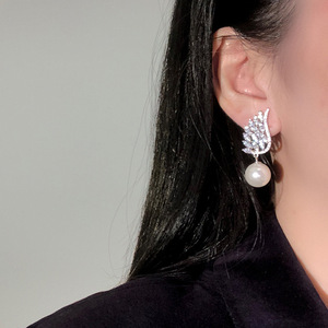 Boucles d'oreilles élégantes en forme d'aile d'ange pour femmes, avec perles et pierres scintillantes, à porter au quotidien, bijoux cadeaux, vente en gros - Product Image 4