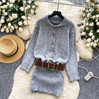 Robe pull moulante élégante et chaude pour femme, tricotée à manches longues, boutonnée et ceinturée, idéale pour le quotidien en hiver