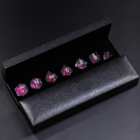 Ensemble de dés DND en résine liquide rose LuxeRoll, bords tranchants, brillants dans le noir, dés polyédriques scintillants, 7 pièces pour jeux de rôle sur table
