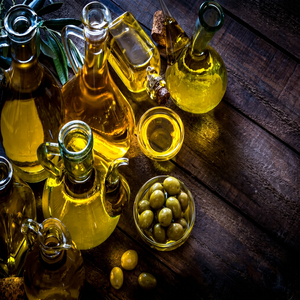 Huile d'olive artisanale, extrait d'olive verte dorée, pour la cuisine méditerranéenne, les vinaigrettes, la cuisine gastronomique, les soins de beauté et les soins capillaires - Product Image 1