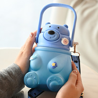 Bouteille d'eau en plastique givrée sans BPA pour enfants, motif ours mignon, grande capacité 900 ml, avec paille et sangle, idéale pour l'école - Nouveauté 2026