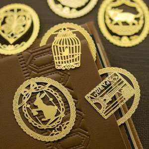 Signets en métal plaqué or avec impression UV personnalisée en <span class=keywords><strong>3D</strong></span>, logo personnalisé, design d'animaux d'anime creux, signets promotionnels, pendentif - Product Image 3