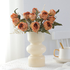 Bouquet de roses artificielles en soie, design à bords brûlés, pour la décoration de la maison, table basse, décorations de la Saint-Valentin - Product Image 1