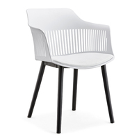 Chaise en PP de conception moderne en gros avec accoudoirs, ensemble de meubles de salle à manger en plastique, tables et chaises pour restaurant, café, hôtel