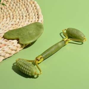 Set di Rulli in Giada Naturale Xiuyan, Massaggiatore Gua Sha Verde per Corpo e Collo <span class=keywords><strong>con</strong></span> Rullo in Pietra per <span class=keywords><strong>Viso</strong></span> e Piedi - Product Image 5