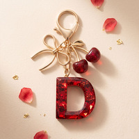 Porte-clés en résine rouge scintillante avec initiale, breloque de sac cerise à nœud doré, pendentif alphabet 26 lettres pour femme, décoration de sac à main, cadeau