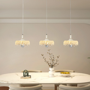 Lámpara colgante de tres cabezas estilo crema francés, LED E27, forma alargada, para sala de estar y comedor - Product Image 1