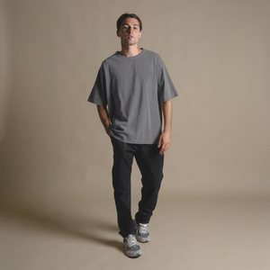 T-shirt gris surdimensionné à manches courtes et col rond pour homme, couleur unie, décontracté, en jersey tricoté 100 % coton, coupe éco-responsable - Product Image 1