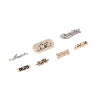 JinYi Usine Directement OEM ODM Logo de Marque Gravé en Relief Conception Alliage de Zinc Nom Placage Étiquette Métallique Personnalisée pour Vêtements