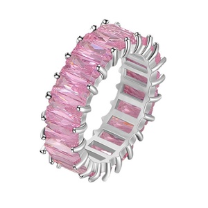 Elegante Anillo de Acero Inoxidable con Circonita Cúbica Rosa en Forma de Baguette, Anillo Chapado en Oro de 18K - Product Image 3
