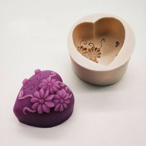 Ronde 4 Modèles Coeur Contour Tournesol Marguerite Rose AMOUR Ruban Arc Surface Forme Silicone DIY À La Main Pain Savon Bougie Moule - Product Image 2