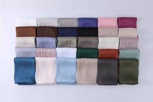 最新の到着マレーシア女性ロングファッションプレーンイスラム教徒プリーツキラキラシマーシフォンヒジャーブシルクショール