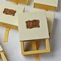 Boîte de présentation de bijoux en papier personnalisée avec décoration de style sceau de cire et tiroir flottant transparent en PE pour bagues