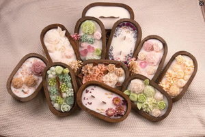 เทียนหอม LANJO กลิ่นอโรมาเธอราพี ทำจากขี้ผึ้งถั่วเหลืองในภาชนะไม้ทรงกลม ประดับด้วยดอกไม้แห้ง สไตล์เรียบง่าย แกะสลักด้วยมือ - Product Image 2