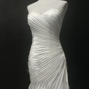 Robe de mariée sirène/trompette moderne NT36 en satin, coupe ajustée, avec décolleté cœur, volants, dentelle et fleurs en cristal - Product Image 5