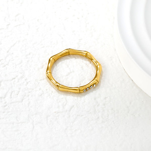 แหวนเพชรเปลือกหอยสีขาวผู้หญิง ชุบทอง 18k สแตนเลสสตีล วงเรียบ ของขวัญเครื่องประดับสีชมพู - Product Image 3