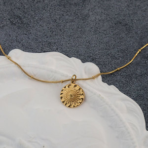 Collar de Joyería con Colgante de Moneda Daisy en Acero Inoxidable 316L, Chapado en Oro de 18k, Resistente al Agua y al Deslustre, con Logotipo Personalizado para Mujer - Product Image 5