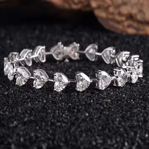 Bracelet tennis minimaliste en forme de coeur en or et diamant Bracelet empilable Moissanite Cadeau d'anniversaire romantique pour femme - Product Image 1