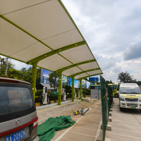 Structure de stationnement multi-étages architecturale en PVDF avec certification CE, OEM, ODM, et auvent tendu en cantilever incliné pour parkings publics