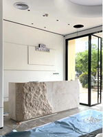 Comptoir de réception de luxe en marbre travertin beige naturel italien pour hôtel, salon ou bureau