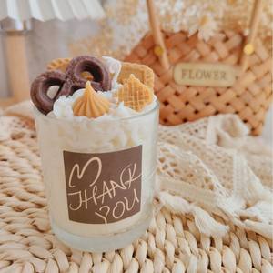 Bougie dessert artisanale en cire, parfumée au chocolat, avec garniture de crème glacée et fraises superposées, pour invités - Product Image 2