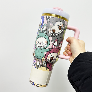 Logo Cobranded personalizzato Popmart the Monster Labubu <span class=keywords><strong>tazze</strong></span> isolate di grande capacità Vcauum bottiglia da 40 once Tumbler <span class=keywords><strong>tazze</strong></span> <span class=keywords><strong>con</strong></span> confezione regalo